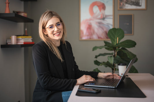 Birou de companie amenajat cu mobilier ergonomic ergoliv