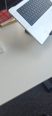 MacBook Pro pe suport ergoliv, birou luminos (negru)
