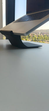 Detaliu prindere – laptopul fixat pe suportul ergoliv (negru)